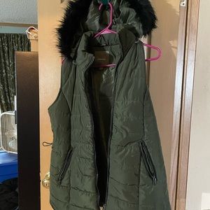 Puffy vest with removable hood